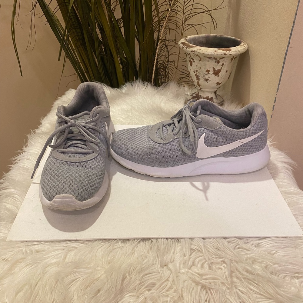 Nike, Size 8.5 Gray & White